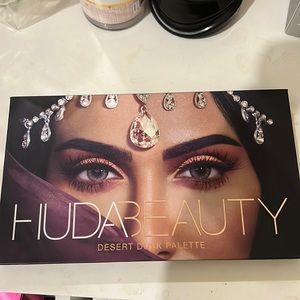 Brand NEW HudaBeauty eyeshadow pallet. In really great condition